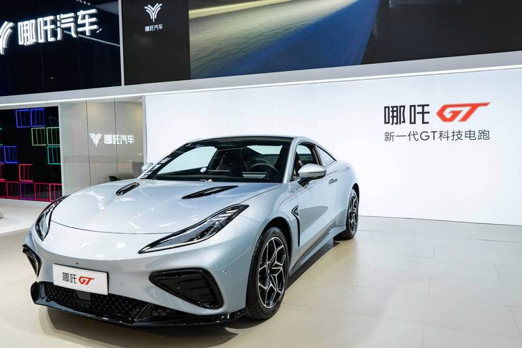 广州297哪吒汽车在智能汽车领域的表现，领途汽车在新能源汽车市场中的影响力